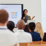 ragazza che parla al pubblico è una soft skills