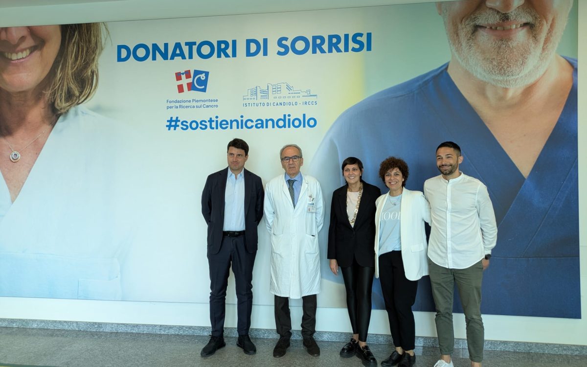 Nelle fotografia compaiono il dr.Piero Fenu (Direttore Sanitario dell'Istituto di Candiolo IRCCS) e il dr. Andrea Bettarelli, Responsabile Fundraising, Marketing, Comunicazione della Fondazione Piemontese per la Ricerca sul Cancro - Candiolo. Con loro Ramona Mirabelli (Dir. Risorse Umane Oggi Lavoro) con Elena Rolando e Giorgio Farruggio.